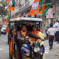 Delhi, Indië, december 02 2022 -bharatiya janate partij bjp supporter gedurende mega weg tonen in ondersteuning van bjp kandidaat pankaj luthara naar het dossier voordracht papieren verder van mcd lokaal lichaam verkiezingen 2022 foto