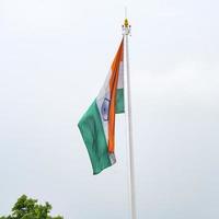 indiase vlag hoog op connaught plaats met trots in blauwe lucht, indiase vlag wapperen, indiase vlag op onafhankelijkheidsdag en republiek dag van india, tilt-up shot, wuivende indische vlag, har ghar tiranga foto