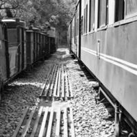 speelgoedtrein die zich op berghellingen beweegt, prachtig uitzicht, een zijberg, een zijvallei die zich op een spoorlijn naar de heuvel beweegt, tussen groen natuurlijk bos. speelgoedtrein van kalka naar shimla in india, indiase trein foto