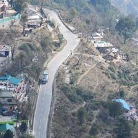 bovenaanzicht vanuit de lucht van verkeersvoertuigen die rijden op bergwegen in nainital, uttarakhand, india, uitzicht vanaf de bovenzijde van de berg voor verkeer van verkeersvoertuigen foto