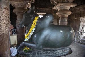 pattadakal, karnataka, Indië 2022-monolithisch nandi standbeeld in tempel in pattadakal gebouwd door de chalukyas foto
