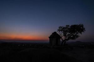 zonsondergang Bij hemakuta heuvel in hampi, karnataka, Indië foto