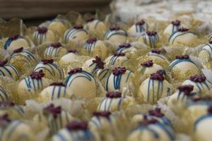 macro detail van chocola ballen gedekt met wit room en klein rood suiker bloem foto