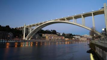Ponte da arrabida, brug over- de douro, in porto Portugal. foto