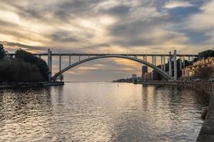 Ponte da arrabida, brug over- de douro, in porto Portugal. foto