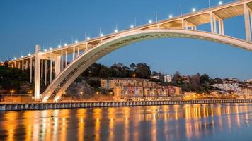 Ponte da arrabida, brug over- de douro, in porto Portugal. foto