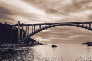 Ponte da arrabida, brug over- de douro, in porto Portugal. foto