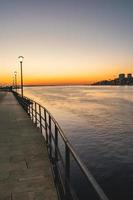 zonsondergang Bij de haven in porto, Portugal. foto