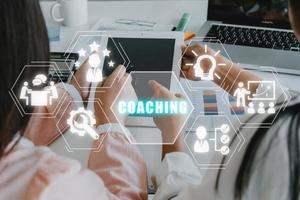 coaching concept, bedrijf persoon team werken Aan laptop computer met coaching icoon Aan virtueel scherm, begeleiding, opleiding, bedrijf, opleiding, ontwikkeling, e-leren. foto