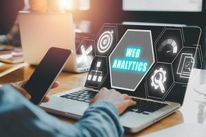 web analytics concept, persoon werken Aan laptop computer met web analytics icoon Aan virtueel scherm. foto