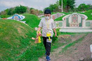 chonburi, Thailand, 9, april, 2018 Chinese afstammelingen schoonmaak graf en aanbieden gebeden naar voorvaders gedurende in Qingming festival ,Grafgraven dag foto