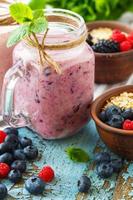 goed wezen concept, BES smoothie en havermout Aan houten tafel met ingrediënten foto