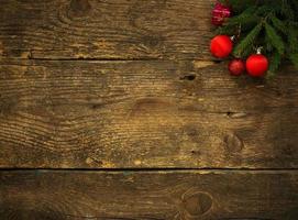 Kerstmis boom takken met kegels en Kerstmis decoraties Aan houten structuur klaar voor uw ontwerp foto
