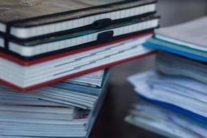 groot stapel van tijdschrift, notitieboekje en boeken detailopname foto