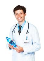 portret van een glimlachen mannetje dokter Holding fles van water Aan wit foto