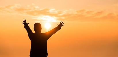 silhouet van vrouw verhogen haar hand- bidden geestelijkheid en geloof, banier en kopiëren ruimte van vrouw aanbidden naar god. Christendom religie concept.christenen persoon zijn bidden nederigheid vernederen naar god. foto