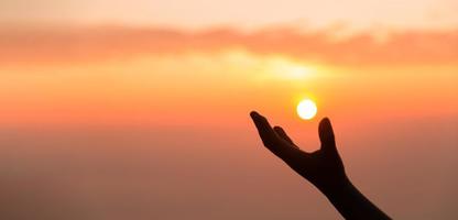 silhouet van vrouw hand- bidden geestelijkheid en geloof, banier en kopiëren ruimte van vrouw aanbidden naar god. Christendom religie concept. christenen persoon zijn bidden nederigheid vernederen naar god. foto