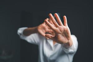 hou op geweld tegen Dames concept, Internationale vrouwen dag. vrouw hand- verheven in angst en hou op seksueel Intimidatie. Dames zijn depressief door pesten en misbruik. familie bedreiging foto