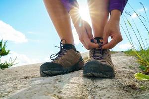 wandelen schoenen - vrouw koppelverkoop schoen veters foto