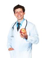 glimlachende arts die rode appel op wit houdt foto