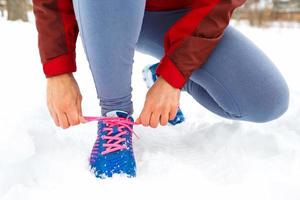 rennen schoenen - vrouw koppelverkoop schoen veters foto