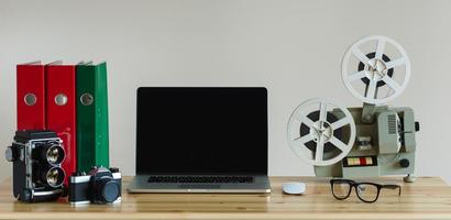 bedrijf werkplaats met laptop en retro voorwerpen Aan houten tafel foto