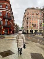 Moskou, Rusland, februari 27, 2023. visie van Moskou straat, patriarch vijvers Oppervlakte. in de voorgrond is een vrouw in een naar beneden jasje. foto