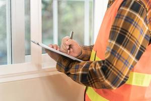 gebouw inspectie, Aziatisch aannemer jong Mens, mannetje inspecteren huis, gereconstrueerd bouw, vernieuwing of controleren defect, voordat af hebben overhandigen het over- naar cliënt, klant. bouwkunde arbeider. foto