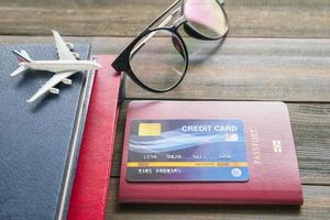 creditcard op paspoort op houten bureau gezet foto