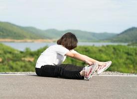 vrouw voorbereidingen treffen voor jogging buitenshuis foto