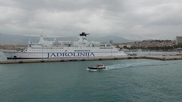 veerboot in voorkant van de spleet oud stad- in Kroatië foto