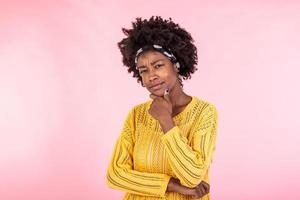 verdacht geërgerd jong Afrikaanse Amerikaans vrouw met wantrouwend gezicht op zoek Bij camera, sceptisch sarcastisch zwart meisje gevoel voorzichtig dubieus wantrouwend geïsoleerd Aan roze studio achtergrond foto