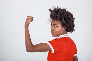 foto van prachtig sterk jong zwart vrouw geïsoleerd over- wit achtergrond tonen biceps.portret van gezond jong Afrikaanse vrouw buigen arm spieren Aan wit achtergrond