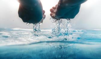 hand- scheppen en gieten water. versheid en Doorzichtig. wereld water dag concept. milieu zorg en duurzame bronnen. sociaal verantwoordelijkheid foto