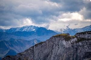 berg landschap onder bewolkt lucht foto