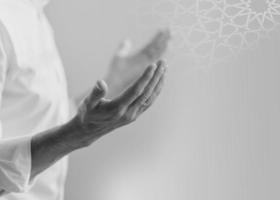 een man's handen zijn verspreiding uit in voorkant van een wit muur Islamitisch Ramadan kareem groet achtergrond foto