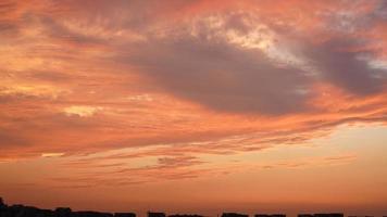 de mooi zonsondergang lucht visie met de kleurrijk wolken en warm lichten in de lucht foto