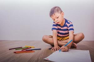 Aziatisch kinderen tekening en schilderij foto