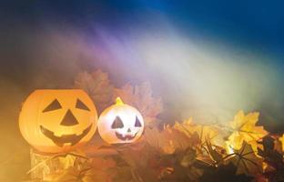 halloween pompoen lantaarn met droog bladeren herfst Aan hout met rook hoofd jack O lantaarn onheil gezichten spookachtig vakantie versieren Aan halloween foto