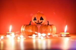 halloween achtergrond kaarslicht oranje versierd vakantie feestelijk concept - grappige gezichten jack o lantern pompoen halloween decoraties voor feestaccessoires object met kaarslicht bokeh foto