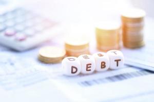 schuld concept met rekenmachine stack munt Aan factuur Bill papier is gestegen schulden van vrijstelling schuld consolidatie van financieel crisis foto