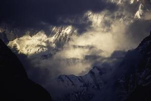 zonlicht en wolken mengen naar creëren een dramatisch landschap over- de Annapurna bergen Aan de Annapurna baseren kamp spoor in de Nepal Himalaya. foto