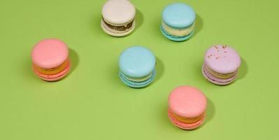 macarons Aan een groen achtergrond foto