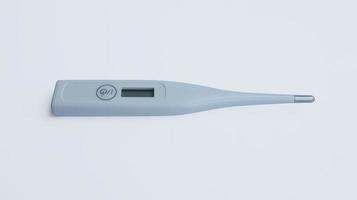 digitaal thermometer geïsoleerd Aan wit gebruikt naar meten lichaam temperatuur. foto