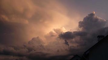 fragment van een huis tegen de backdrop van een zonsondergang of zonsopkomst, een Purper lucht met wolken. schemering kleurrijk luchten. lucht en pluizig wolken net zo een concept van hoop. dramatisch lucht. foto