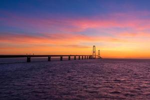 de Super goed riem brug in Denemarken gedurende een heel kleurrijk zonsondergang foto