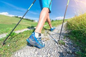 nordic walking op onverharde weg foto