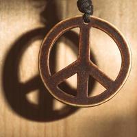 symbool van vredesliefde en niet oorlog van hout met schaduw foto