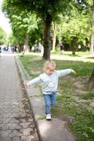 kind spelen in het park foto