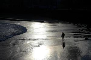 ontspannende wandeling Aan de strand foto